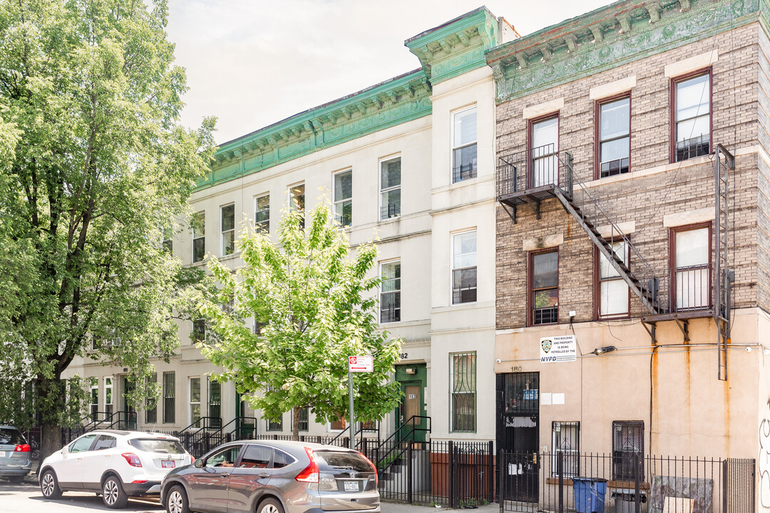 182 Hull St in Brooklyn, NY - Foto de edificio