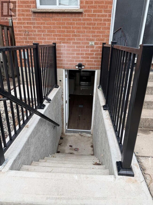 property at 276 Balmoral Ave N