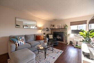 2345 Boylston Ave E, Unit 100 in Seattle, WA - Foto de edificio - Building Photo