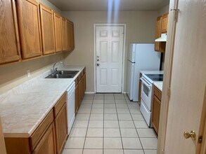 7560 Oak Chase in San Antonio, TX - Building Photo - Building Photo