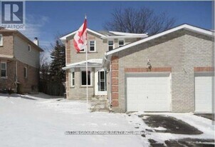 32 Magani Dr in Bradford West Gwillimbury, ON - Building Photo