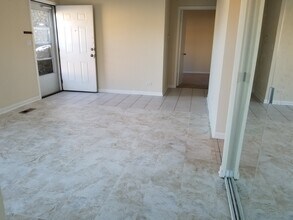 1751 Queensbury Cir in Hoffman Estates, IL - Building Photo - Building Photo