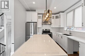 15 Old Oak Dr in Toronto, ON - Building Photo - Building Photo