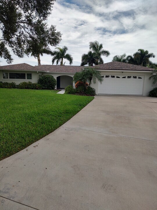 1180 42nd Ave NE in St. Petersburg, FL - Building Photo