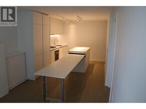 908 Quayside Dr in New Westminster, BC - Building Photo - Building Photo