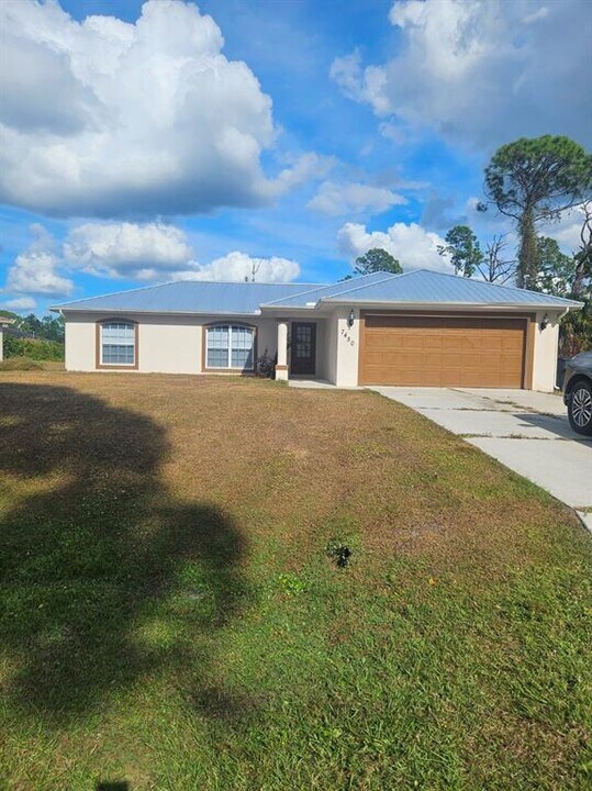 7450 Blutter Rd in North Port, FL - Building Photo