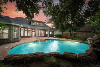 6 Hithervale Ct in The Woodlands, TX - Foto de edificio - Building Photo