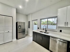1445 NW 42nd St in Miami, FL - Building Photo - Building Photo