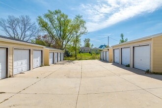 Apache Park in Cedar Rapids, IA - Foto de edificio - Building Photo