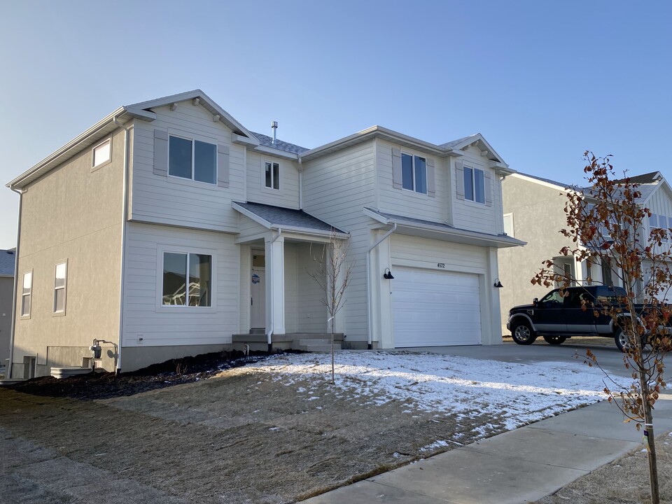 4572 E Fall Harvest Rd, Unit Main in Eagle Mountain, UT - Foto de edificio