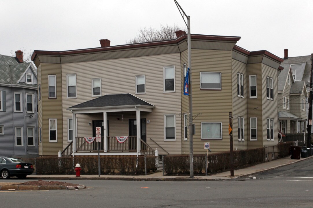 324 Ferry St in Everett, MA - Building Photo