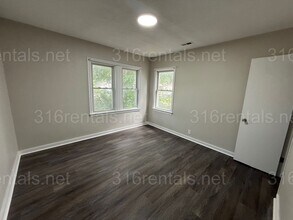 2301 S Laura St in Wichita, KS - Foto de edificio - Building Photo