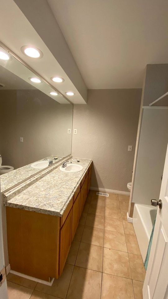 8240 S Marion View Cir, Unit 3 - Upstairs North Bedroom in Sandy, UT - Foto de edificio - Building Photo