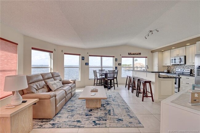 10701 S Ocean Dr in Jensen Beach, FL - Foto de edificio - Building Photo