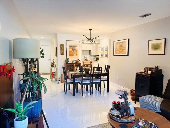 10950 NW 82nd St in Doral, FL - Foto de edificio - Building Photo