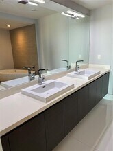 300 Sunny Isles Blvd, Unit 4-1805 in Sunny Isles Beach, FL - Foto de edificio - Building Photo