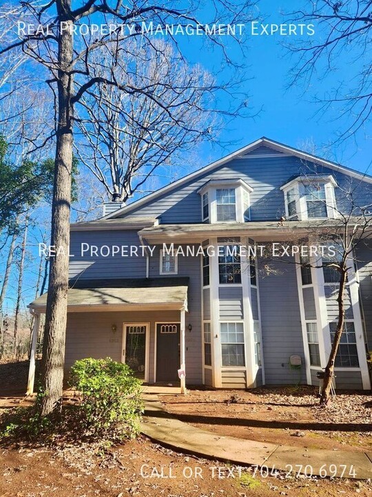 6022 Winged Elm Ct in Charlotte, NC - Foto de edificio