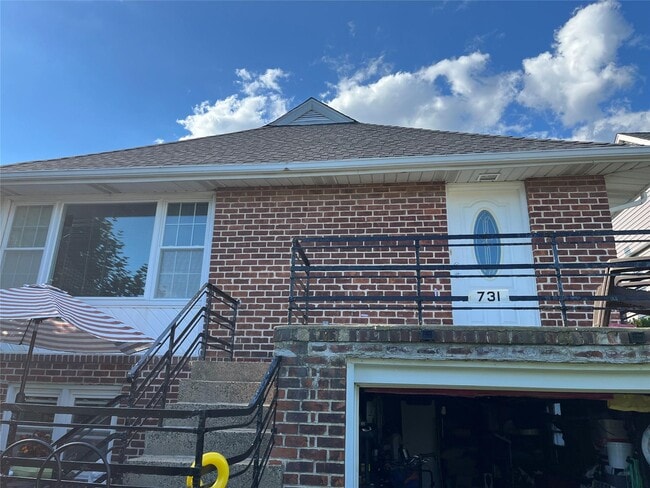 731 E Walnut St in Long Beach, NY - Building Photo - Building Photo