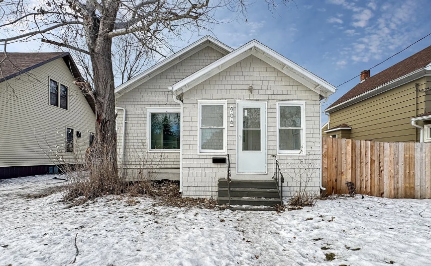 906 12th St N in Fargo, ND - Building Photo