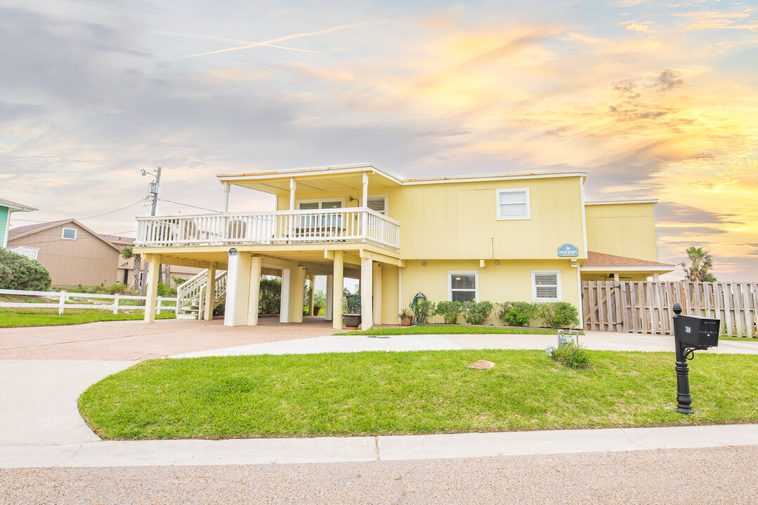 700 Sea Breeze Ln in Port Aransas, TX - Building Photo