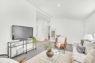 5925 E Tulare Ave in Fresno, CA - Building Photo - Building Photo