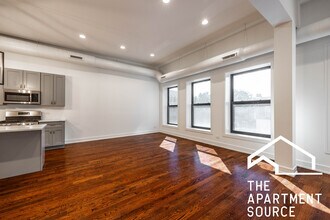 2500 W Chicago Ave in Chicago, IL - Foto de edificio - Building Photo