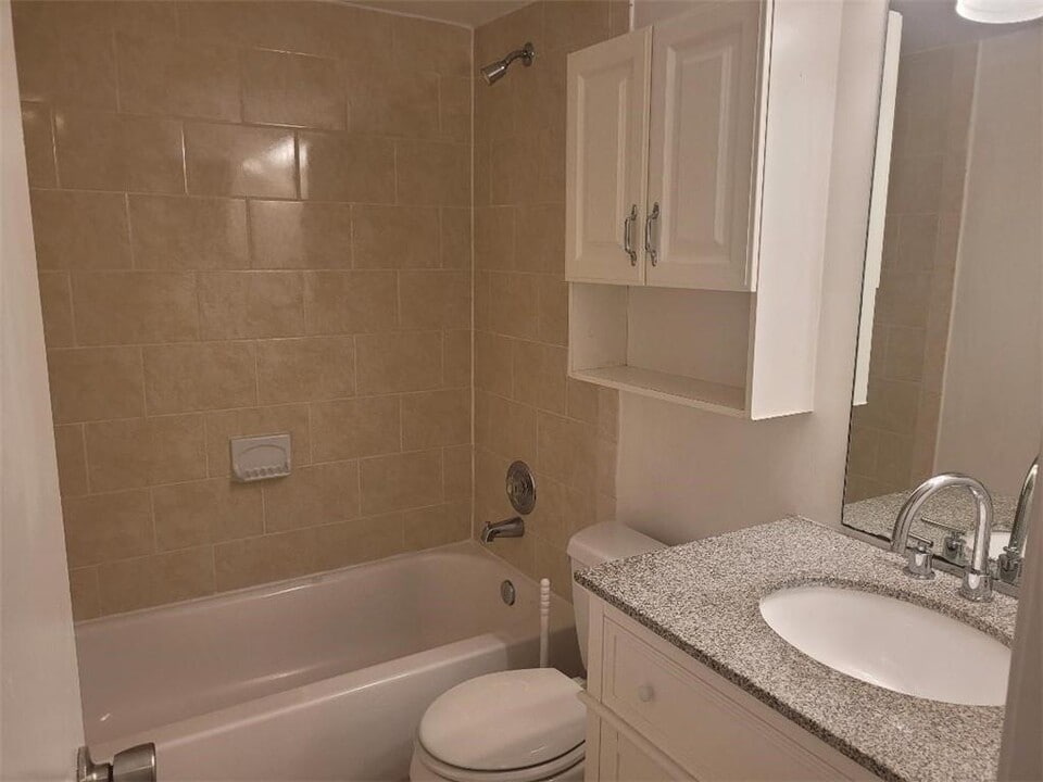 8605 W Sample Rd, Unit 108 in Coral Springs, FL - Foto de edificio