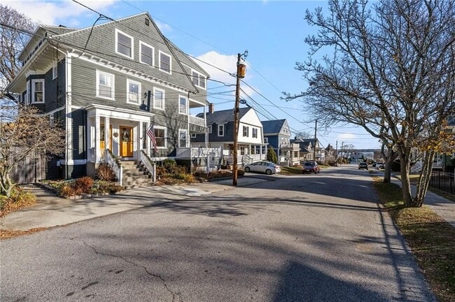 73 Bayside Ave in Warwick, RI - Foto de edificio - Building Photo