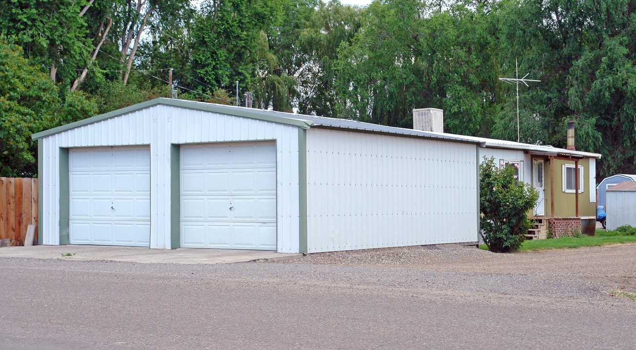 890 SE Axtell Cir in Mountain Home, ID - Foto de edificio