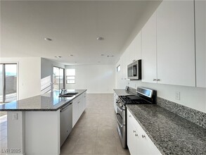 6932 Boulder Canyon St in North Las Vegas, NV - Foto de edificio - Building Photo