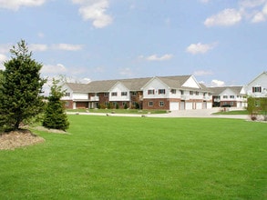 Ledgecrest Estates in De Pere, WI - Foto de edificio - Building Photo