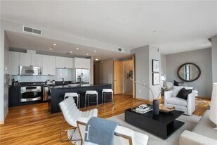 200 S 11th St in Minneapolis, MN - Building Photo