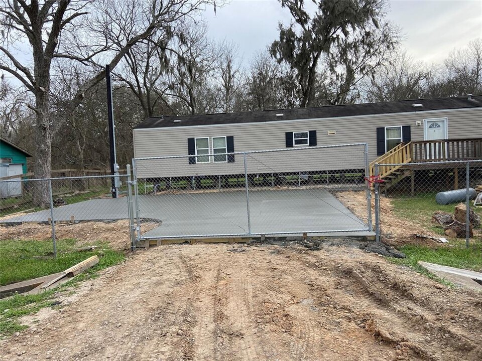 10758 FM457 in Bay City, TX - Building Photo