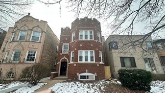 5848 N Whipple St, Unit G in Chicago, IL - Building Photo