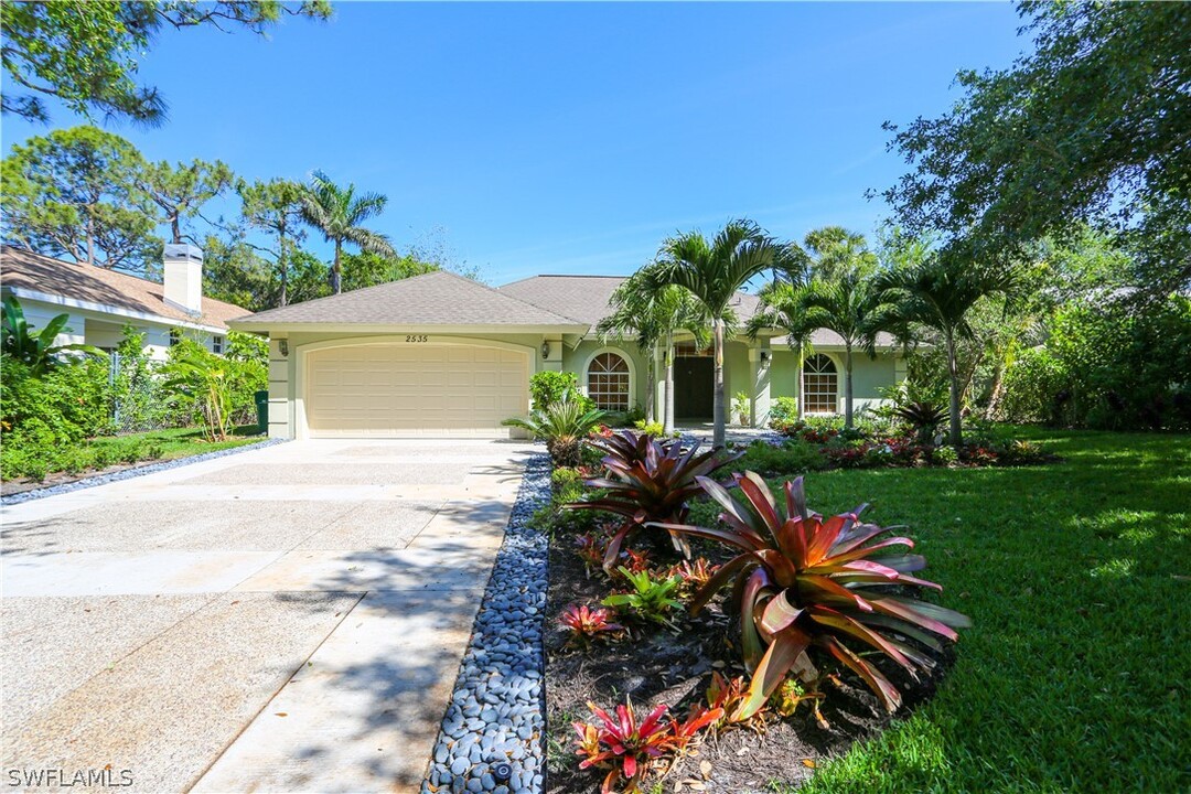 2535 River Reach Dr in Naples, FL - Building Photo