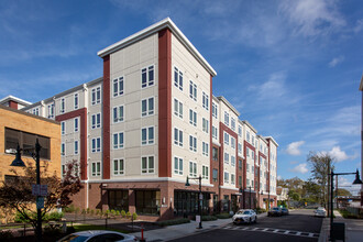 Fairfield Metro at Mineola in Mineola, NY - Building Photo - Building Photo