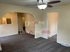 2413 S Norton Ave in Sioux Falls, SD - Foto de edificio - Building Photo