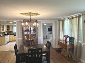 566 W Main St in Cheshire, CT - Building Photo - Building Photo