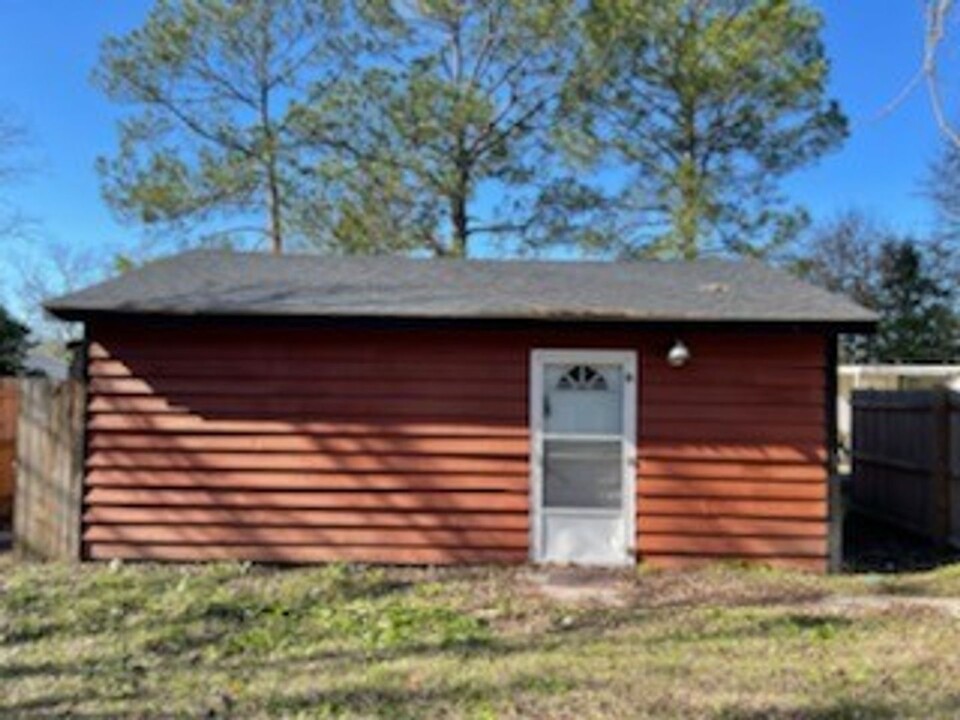 213 W Mendell Ave in Glennville, GA - Foto de edificio