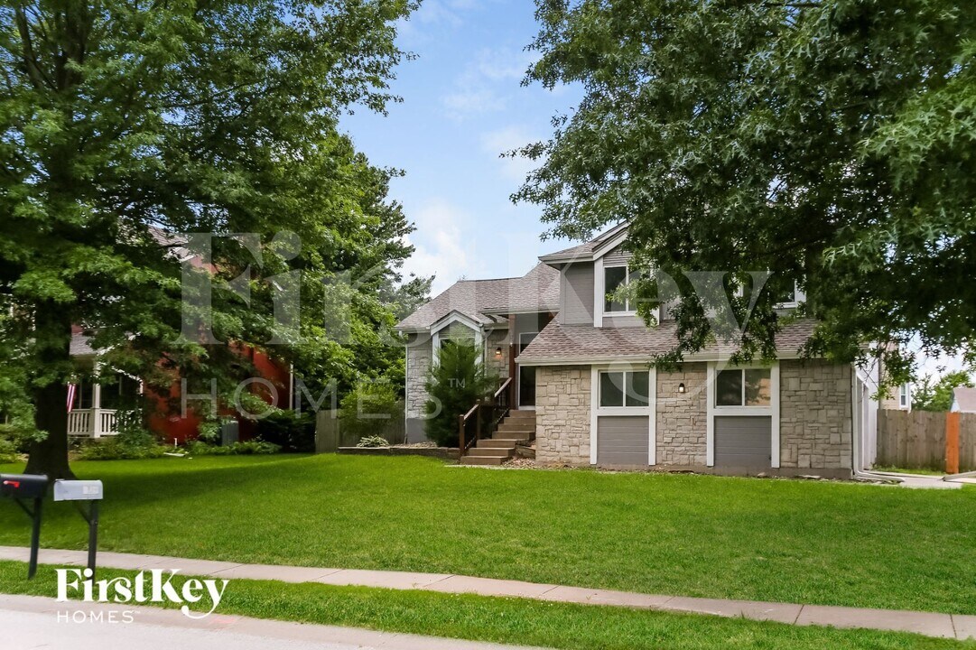 409 Sandra Ln in Belton, MO - Building Photo