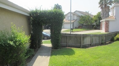 3032 Teak Ct in Fairfield, CA - Building Photo - Building Photo