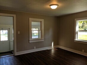 327 Taylor St in Pecatonica, IL - Foto de edificio - Building Photo