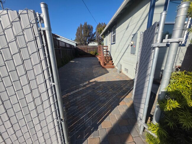 7010 Rudsdale St in Oakland, CA - Building Photo - Building Photo