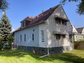 12087 Saint Aubin St, Unit Flat A in Hamtramck, MI - Foto de edificio - Building Photo