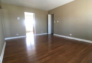 7630 N Milwaukee Ave, Unit TWO BEDROOMS in Niles, IL - Building Photo - Building Photo