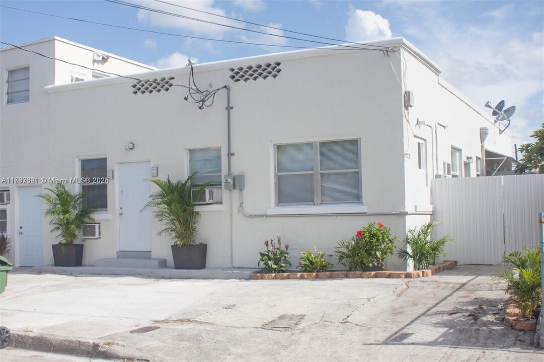 1827 NW Flagler Terrace in Miami, FL - Building Photo