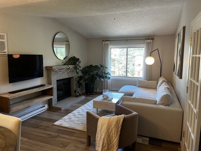 2100 Ridge Dr in Minneapolis, MN - Building Photo - Building Photo