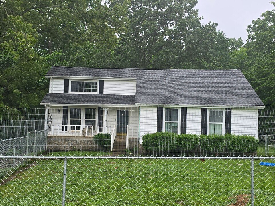 1312 Gip Manning Rd in Clarksville, TN - Building Photo