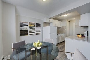 Wellington Place in Hamilton, ON - Building Photo