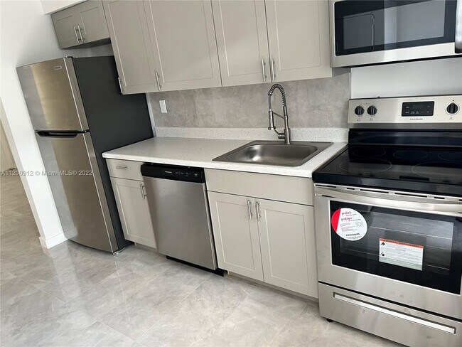 1051 NW 27th Ave-Unit -1 in Fort Lauderdale, FL - Building Photo - Building Photo